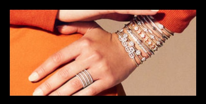 Βραχιόλια Style Essentials που επαναπροσδιορίζουν την κομψότηταΜια επιμελημένη επιλογή από διαχρονικά και κομψά βραχιόλια που θα προσθέσουν μια πινελιά κομψότητας σε κάθε ντύσιμο. 3 Style Essentials: Βραχιόλια που επαναπροσδιορίζουν την κομψότητα