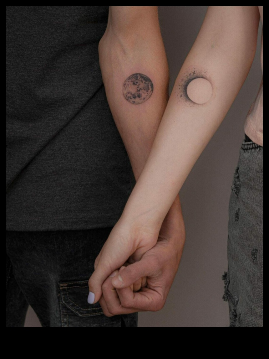 Love's Canvas: Ζευγάρι Τατουάζ που δημιουργούν ένα περίπλοκο πορτρέτο αφοσίωσης