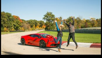 Ταχύτητα και στυλ: Συμβουλές για δώρο από λάτρεις του αυτοκινήτου για την Ημέρα του Αγίου Βαλεντίνου κατά την οδήγηση